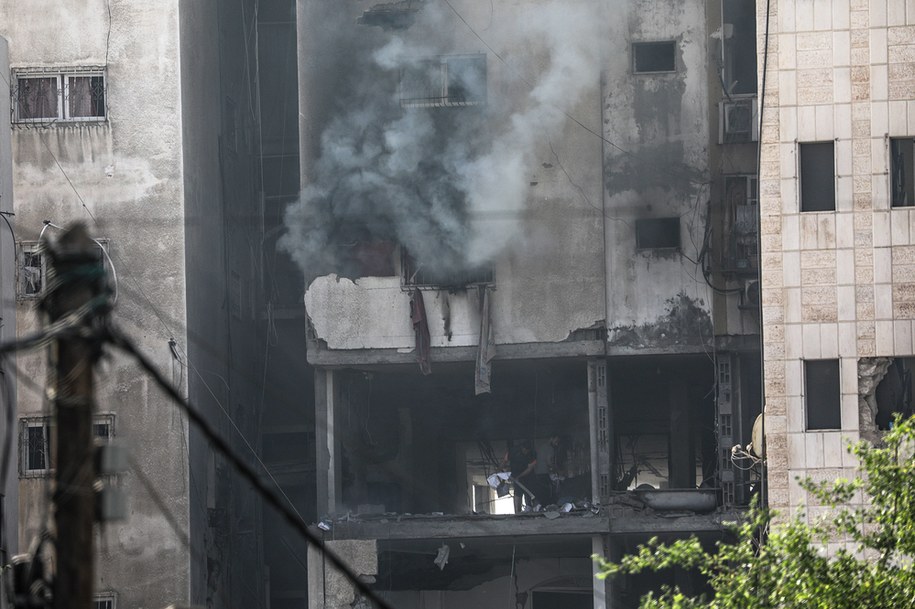 Dym unoszący się z budynku po izraelskich nalotach w Gazie /MOHAMMED SABER  /PAP