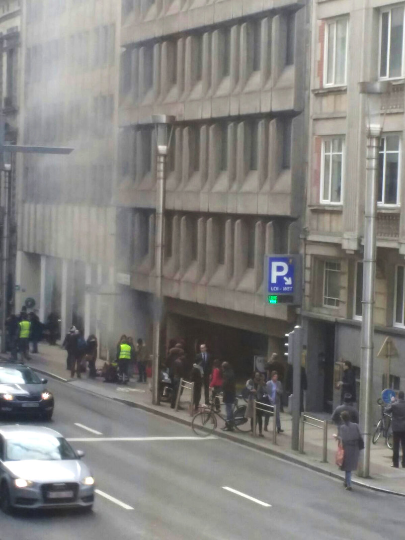 Dym wydobywający się z wejścia na stację Maalbeek /AFP