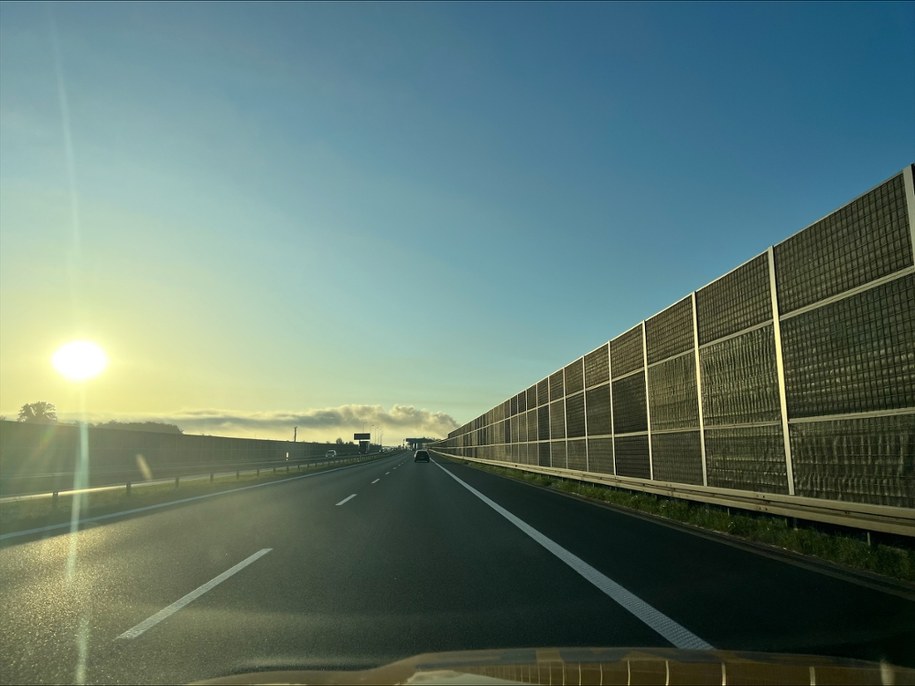 Dym z płonącej hali jest widoczny z daleka /Paweł Konieczny /RMF FM