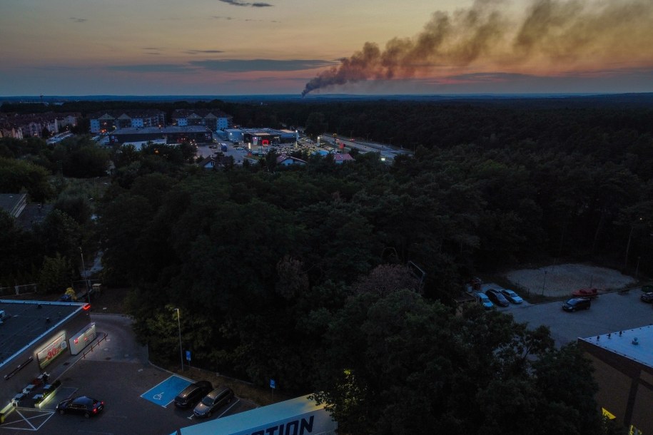 Dym z pożaru hali w zielonogórskim Przylepie /Lech Muszyński /PAP