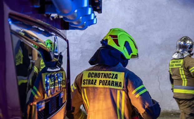 Dym zauważyli klienci, dach częściowo się zapadł. Pożar marketu na Mazowszu