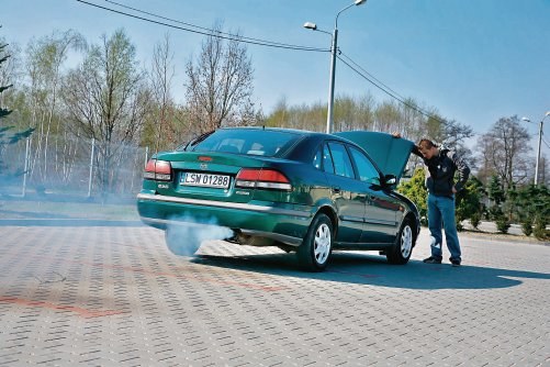 Dymienie z rury wydechowej ma miejsce gdy płyn chłodniczy dostaje się do komory spalania. /Motor