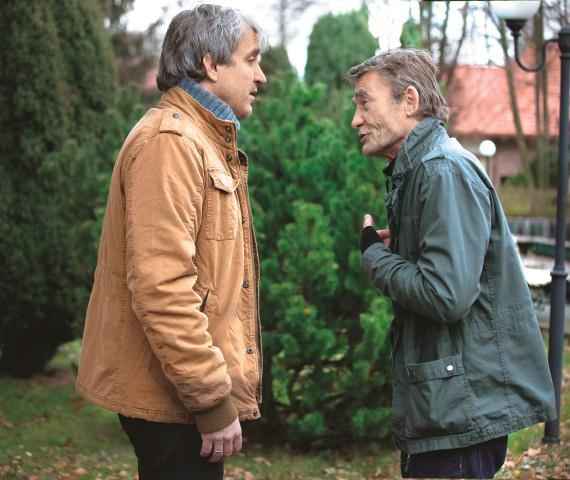 "Barwy szczęścia" - Evgen Malinowski: Mój świat jest tu Dymitr (Evgen Malinowski, z lewej) spotka się ze Stefanem (Krzysztof Kiersznowski). Rozmawiać będą o wspólnej żonie. /Mat. Prasowe