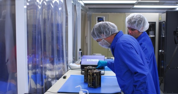 Dynamic Ionosphere Cubesat Experiment DICE.  Fot.  VANDENBERG AIR FORCE BASE, Calif. /NASA