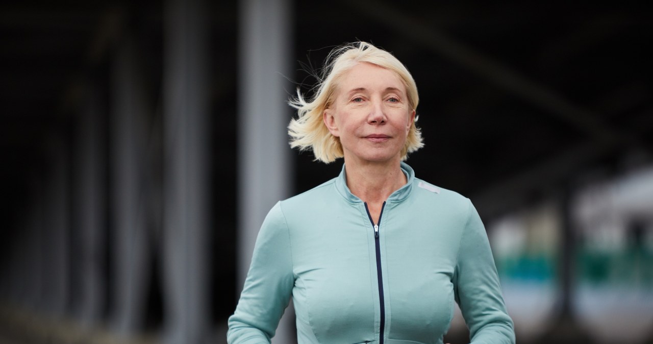 Dynamiczne ćwiczenia, takie jak bieg z wysokim unoszeniem kolan skutecznie spalają kalorie i wzmacniają mięśnie brzucha /123RF/PICSEL