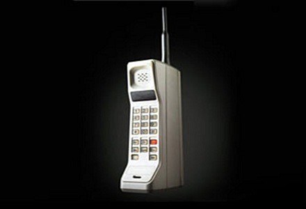 DynaTAC 8000X. Debiut: 13.10.1983. Taki telefon miał Michael Douglas w firmie "Wall Street". /materiały prasowe