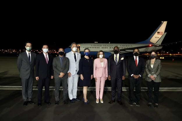 American and Taiwanese diplomats in a joint photo.  Second from left is Taiwan's Defense Secretary Joseph Wu and fourth from right is US House of Representatives President Nancy Pelosi.  / Taiwan Ministry of Foreign Affairs HAND-OUT / PAP / EPA