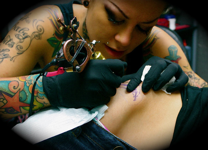 dyplomowany tatuazysta /© Photogenica