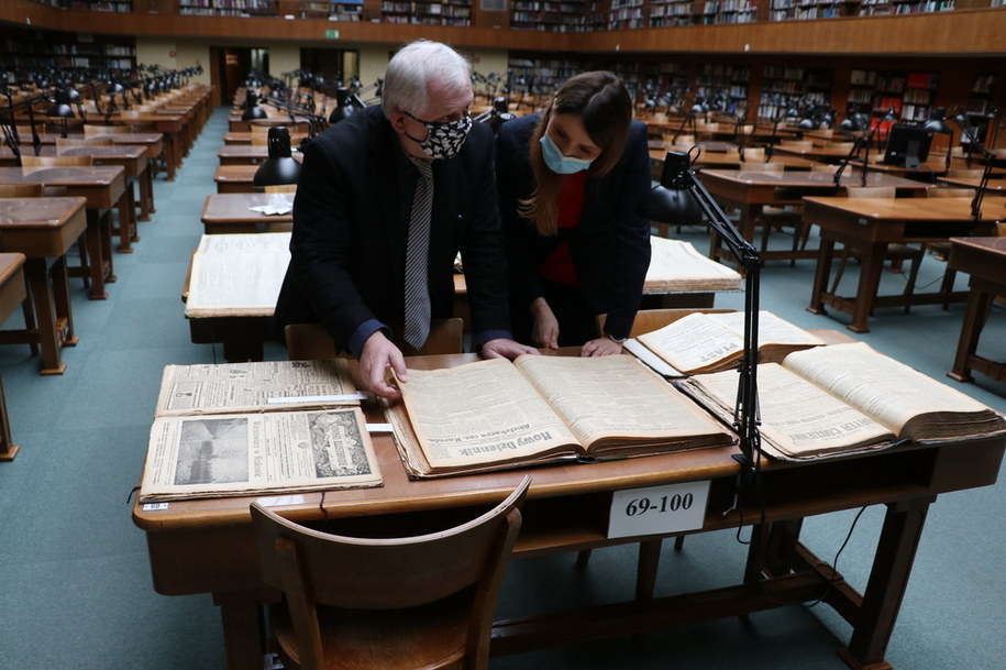 Dyrektor Biblioteki Jagiellońskiej prof. dr hab. Zdzisław Pietrzyk przegląda wraz z naszą dziennikarką gazety z 1918 roku /Józef Polewka /RMF FM