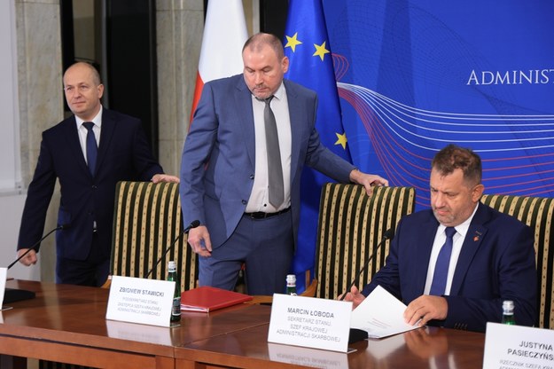 Dyrektor Departamentu Audytu Środków Publicznych Dominik Zalewski (L), szef KAS Marcin Łoboda (P) i wiceminister finansów, zastępca szefa KAS Zbigniew Stawicki (C) na konferencji prasowej "Audyty Krajowej Administracji Skarbowej w zakresie środków publicznych".