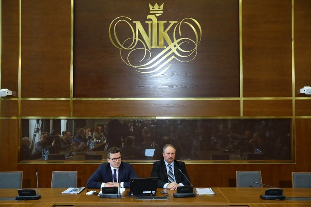 Dyrektor Departamentu Porządku i Bezpieczeństwa Wewnętrznego NIK Marek Bieńkowski (P) i Marcin Stefaniak (L) z delegatury NIK w Szczecinie podczas konferencji prasowej nt. realizacji programu "Praca dla więźniów" /Rafał Guz /PAP