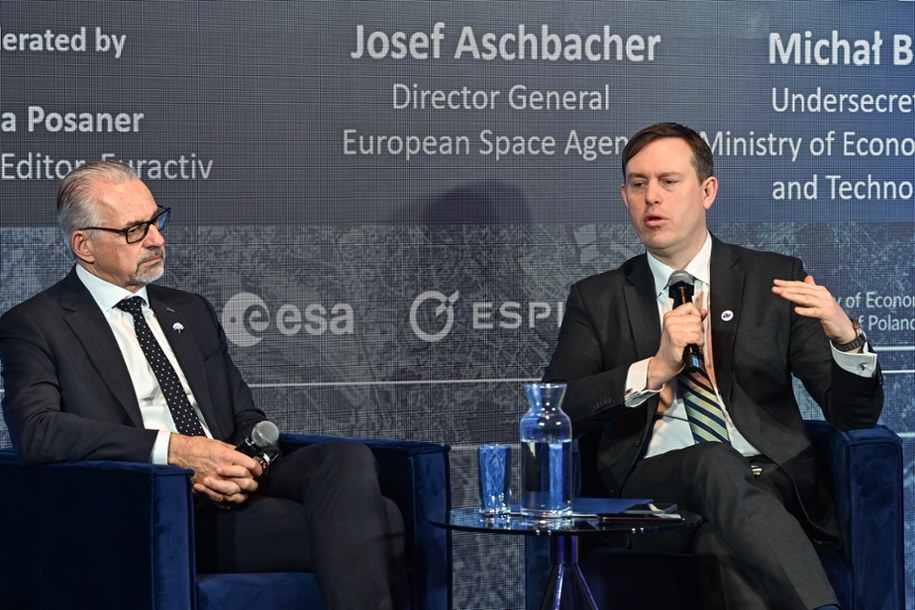 Dyrektor generalny Europejskiej Agencji Kosmicznej dr Josef Aschbacher (L) i podsekretarz stanu w Ministerstwie Rozwoju i Technologii Michał Baranowski /PAP