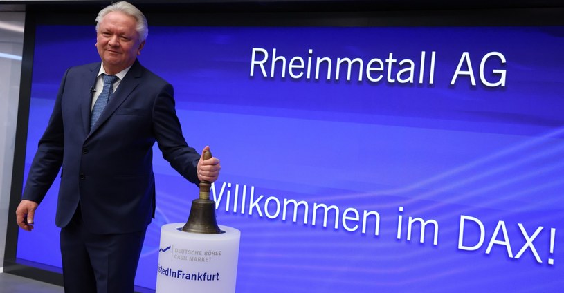 Dyrektor generalny niemieckiego producenta broni Rheinmetall Armin Papperger podczas wprowadzania firmy do niemieckiego indeksu giełdowego DAX /DANIEL ROLAND /AFP