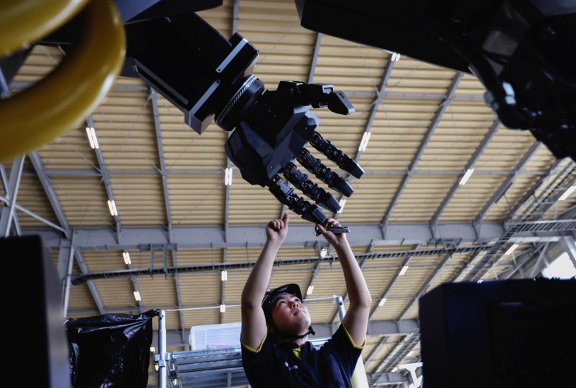 Dyrektor generalny Ryo Yoshida reguluje część dłoni ARCHAX, gigantycznego robota sterowanego przez człowieka, w Jokohamie w Japonii /ISSEI KATO / Reuters / Forum /Agencja FORUM