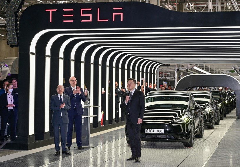 Dyrektor generalny Tesli Elon Musk (P), kanclerz Niemiec Olaf Scholz (L) i premier Brandenburgii Dietmar Woidke podczas uruchomienia produkcji w fabryce Tesli w Gruenheide (Niemcy), 22 marca 2022 r. /AFP