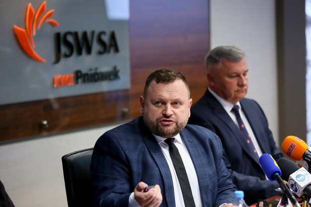 Dyrektor kopalni Marian Zmarzły (L) i dyrektor ds. pracy Aleksander Szymura (P) podczas konferencji prasowej /Zbigniew Meissner /PAP