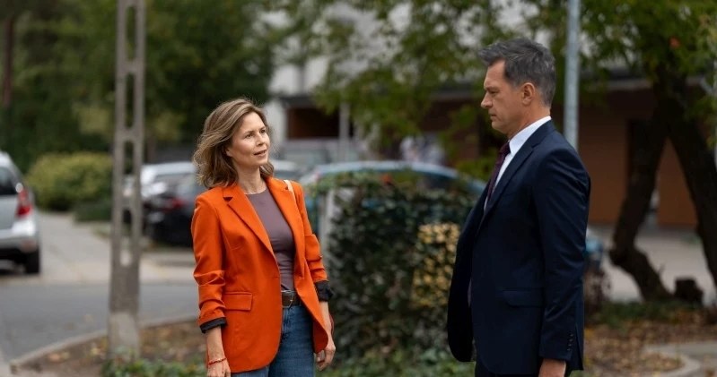 Dyrektor Lipska (Magdalena Kumorek) i profesor Falkowicz (Michał Żebrowski) /Źródło: AIM