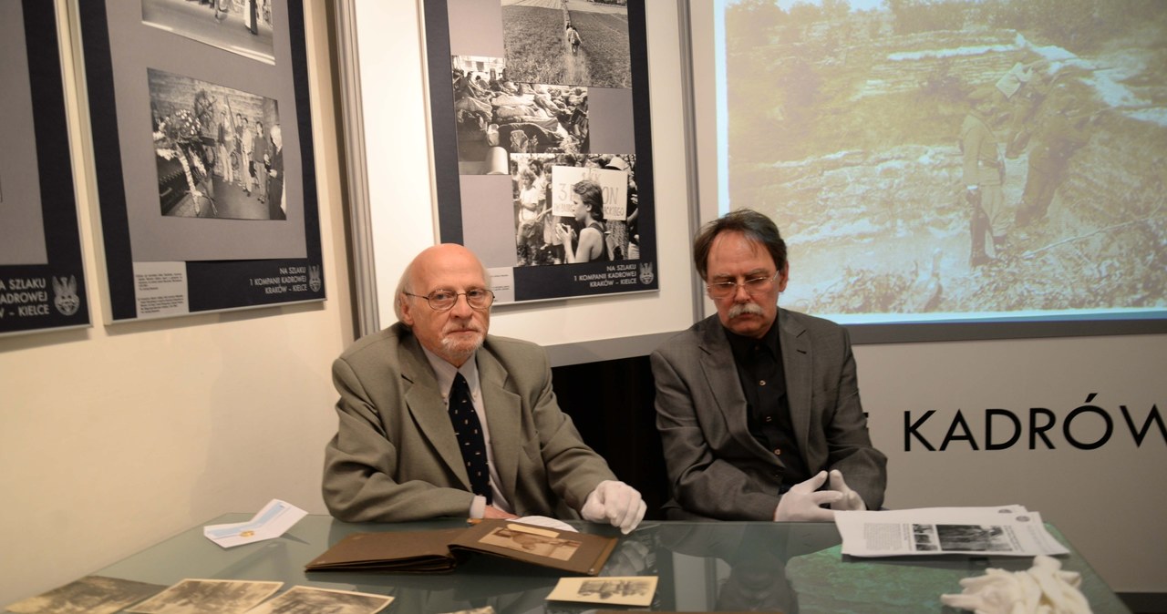 Dyrektor Maciej Beiersdorf i Andrzej Rybicki z Muzeum Historii Fotografii nad kolekcją Jana Z. Włodka /Andrzej Stawiarski /INTERIA.PL