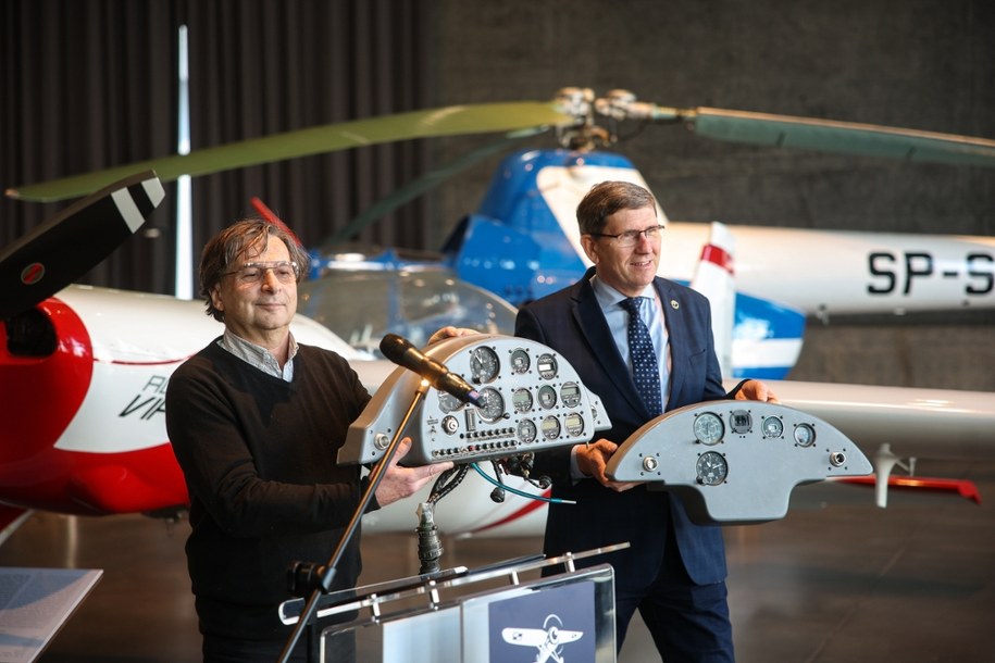 Dyrektor Muzeum Lotnictwa Polskiego w Krakowie Tomasz Kosecki (P) i przedstawiciel rodziny pomysłodawcy budowy samolotu Pawła Kwiecińskiego - Zbigniew Kwieciński (L) podczas wprowadzenia na ekspozycję muzeum prototypu polskiego samolotu akrobacyjnego Acro Viper