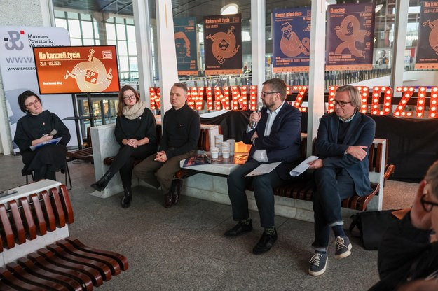 Dyrektor Muzeum Powstania Warszawskiego Jan Ołdakowski (2P), historyk Dariusz Gawin (P), muzyk Jan Emil Młynarski (3L), założycielka projektu „Tu było, tu stało” Patrycja Jastrzębska (2L) podczas konferencji prasowej zapowiadającej festiwal /Albert Zawada /PAP