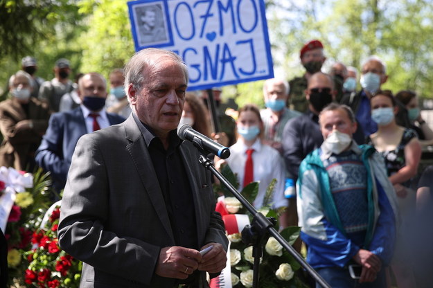 Dyrektor Naczelny Opery Krakowskiej Bogusław Nowak przemawia podczas pogrzebu Bronisława Cieślaka na Cmentarzu Podgórskim w Krakowie /	Łukasz Gągulski /PAP