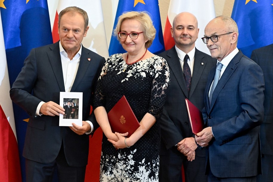 Dyrektor Narodowego Centrum Nauki Krzysztof Jóźwiak (2P), premier RP Donald Tusk (L) oraz laureaci, prof. dr hab. Ewa A. Jankowska (2L) i prof. dr hab. Piotr Ponikowski (P) na spotkaniu premiera z laureatami nagrody Prezesa Rady Ministrów za osiągnięcia naukowe za 2023 rok. 29.11.2024 r.