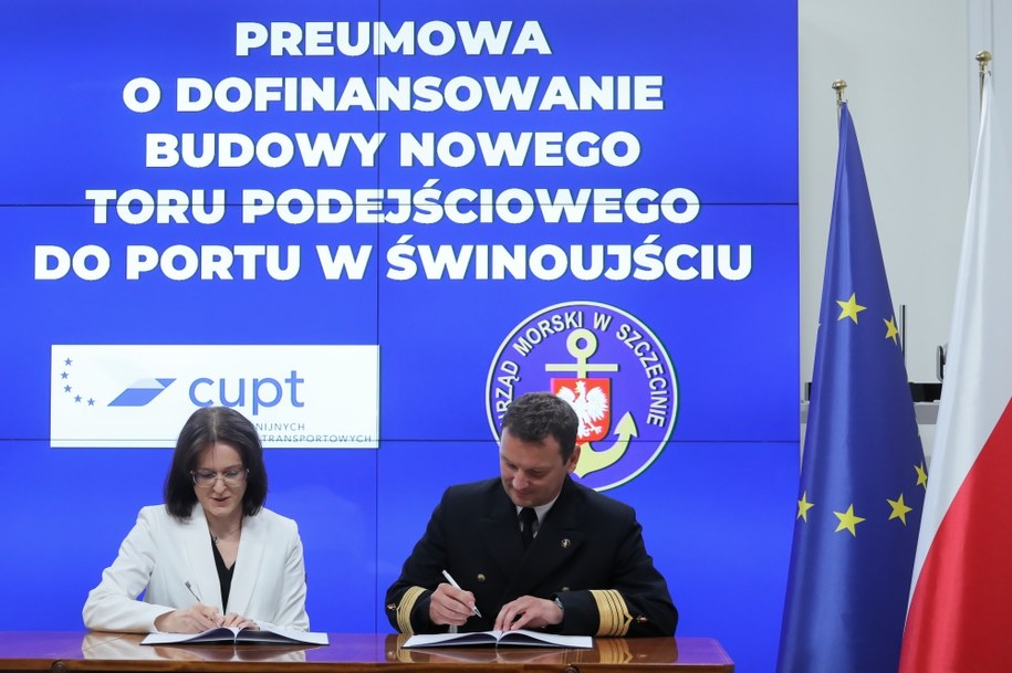 Dyrektor Urzędu Morskiego w Szczecinie Wojciech Zdanowicz i dyrektor Centrum Unijnych Projektów Transportowych Joanna Lech podczas podpisania preumowy o dofinansowanie budowy nowego toru podejściowego do portu w Świnoujściu /Paweł Supernak /PAP