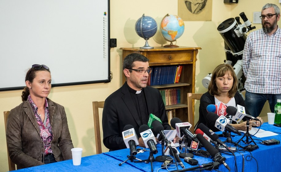 Dyrektor wrocławskiego Salezjańskiego Liceum Ogólnokształcącego im. św. Dominika Savio ks. Jerzy Babiak (C) oraz przedstawicielki rodziców uczniów Edyta Papińska (L) i Beata Dąbrowska (P) podczas konferencji prasowej nt. wyjazdu licealistów /Maciej Kulczyński /PAP