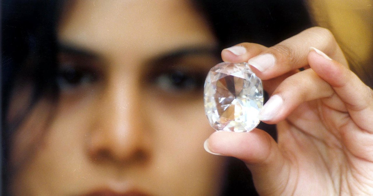 Dyrektor wykonawcza Jewels de Paragon (JDP) Pavana Kishore prezentuje diament Koh-I-Noor na wystawie  "100 Słynnych Diamentów" w Bangalore /AFP