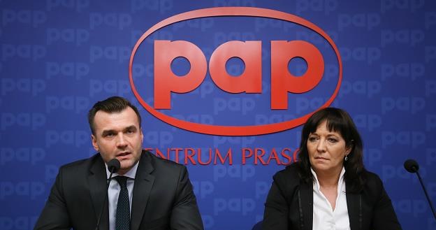 Dyrektor ZIPSEE Michał Kanownik (L) i wiceprezes Federacji Konsumentów Aleksandra Frączek (P) /PAP