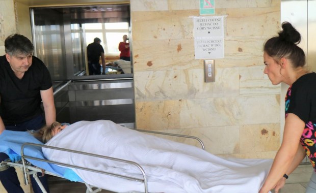 Dyrektor zmienia garnitur na fartuch pielęgniarski i opiekuje się pacjentami