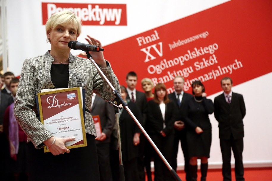 Dyrektor zwycięskiego technikum Elżbieta Hanc podczas uroczystości wręczenia nagród /Tomasz Gzell  (PAP) /PAP