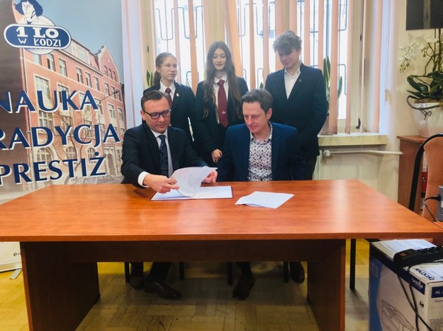 Dyrektorzy liceum i szpitala podpisują umowę, dotyczącą praktyk dla uczniów /Agnieszka Wyderka /RMF FM