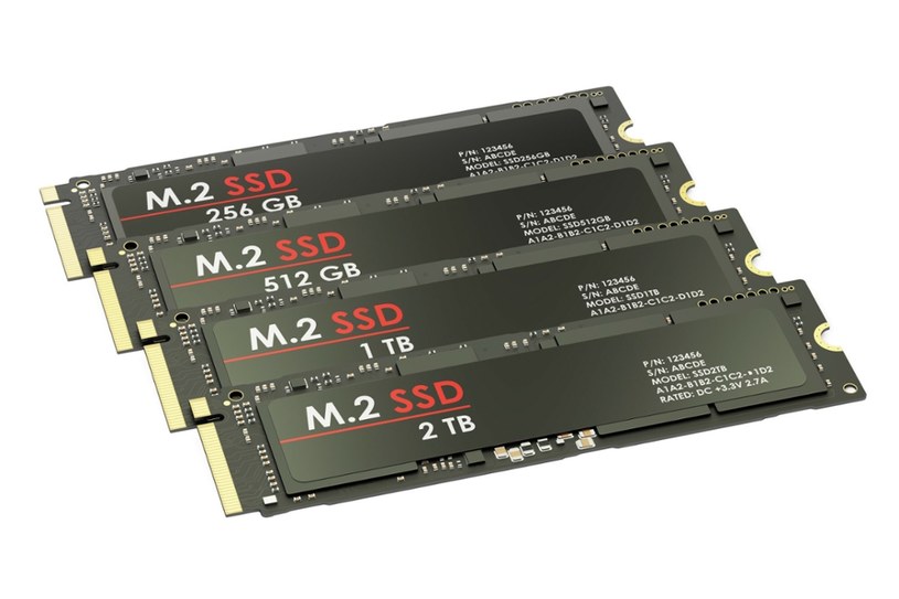 Dyski SSD są dostępne w obudowach o gabarytach starszych dysków HDD. W wersji M.2 widocznej na zdjęciu, są wpinane bezpośrednio do płyty głównej, co pozwala zaoszczędzić sporo miejsca. /AlexLMX/easyfotostock/
