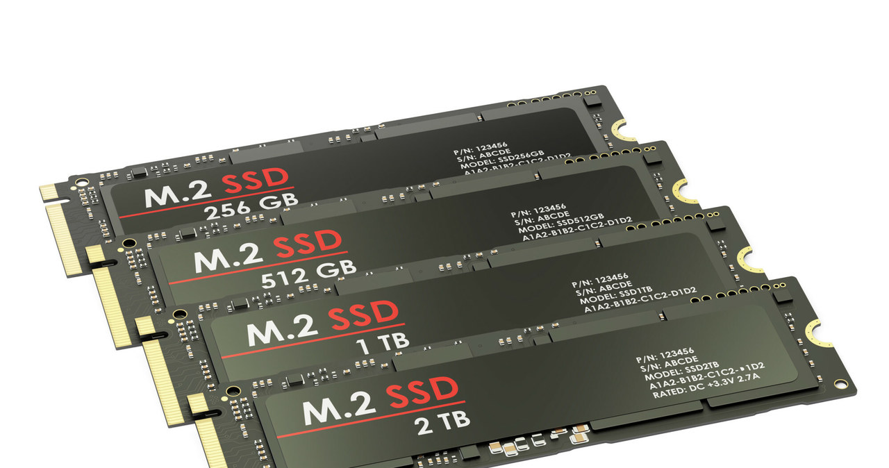 Dyski SSD są dostępne w obudowach o gabarytach starszych dysków HDD. W wersji M.2 widocznej na zdjęciu, są wpinane bezpośrednio do płyty głównej, co pozwala zaoszczędzić sporo miejsca. /AlexLMX/easyfotostock/