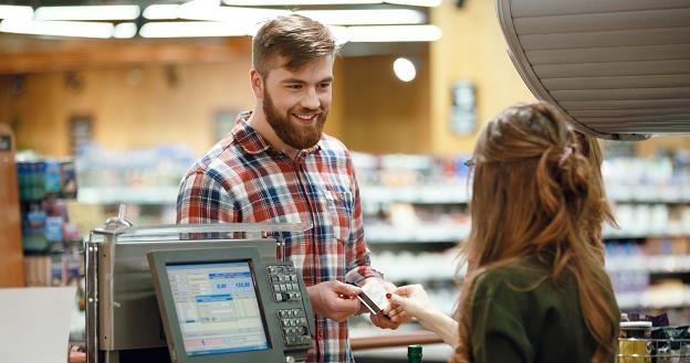 Dyskonty faktycznie mają problem z różnicami cen produktów na półce i przy kasie /&copy;123RF/PICSEL