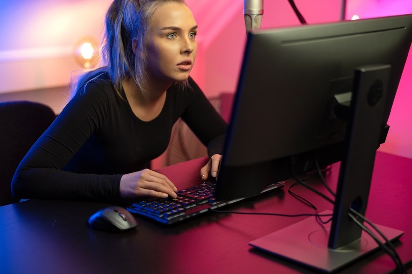 Dyskryminacja kobiet w sieciowych grach wideo. Czy to zjawisko nadal jest obecne? /123RF/PICSEL
