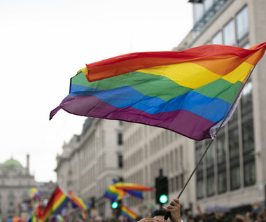 Dyskryminacja osób LGBTQ+ szkodzi polskiej gospodarce. Straty liczy się w miliardach