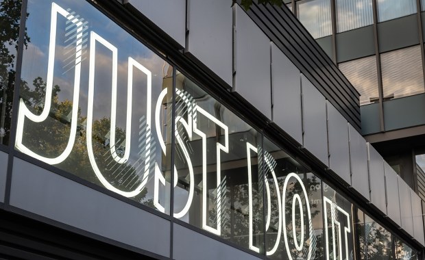 Dyskryminują białych pracowników? Dochodzenie ws. giganta odzieżowego