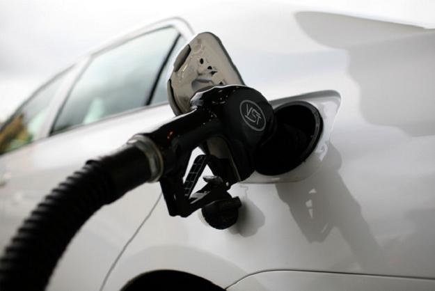 Dyskusja o ewentualnej obniżce akcyzy na paliwa w Polsce jest otwarta? /AFP