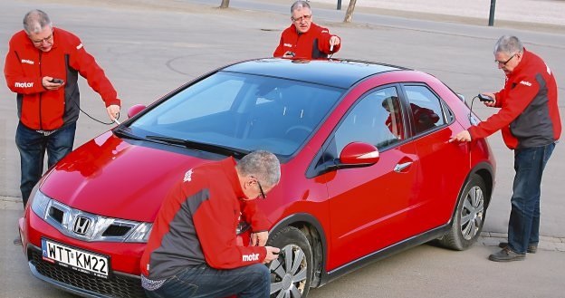 Dysponując elektronicznym miernikiem i podstawową wiedzą każdy może zbadać powłokę lakierniczą auta. /Motor