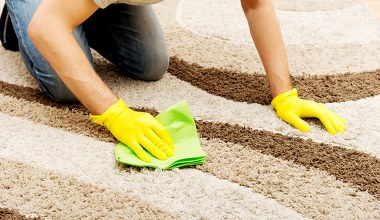 Dywan ma nieświeży zapach? Zamiast wydawać fortunę na czyszczenie, posyp go tym 