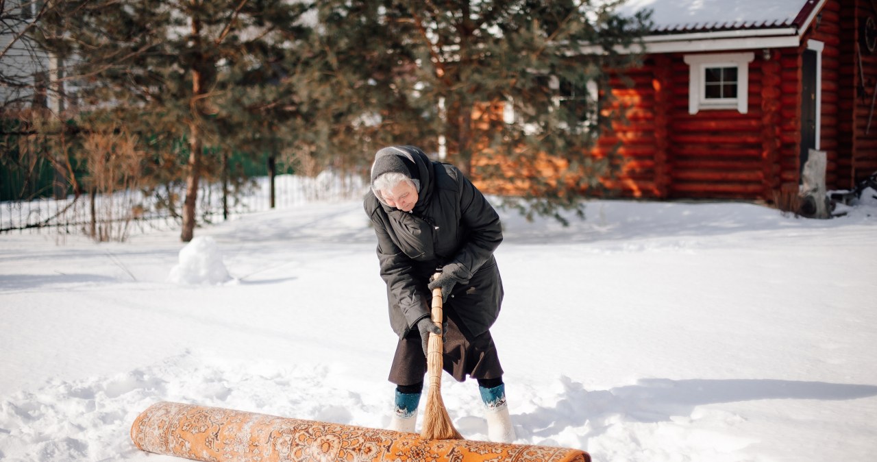 Dywan można wyprać zimą. Wtedy warto wynieść go na śnieg. /123RF/Picsel, 123RF/Picsel /Pixel