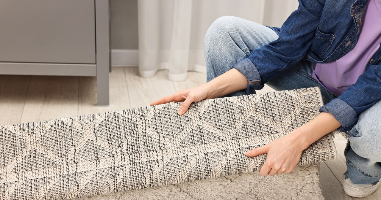 Dywan warto odświeżyć metodą "od dołu", używając pewnej przyprawy z kuchni. /123RF/Picsel, 123RF/Picsel /Pixel