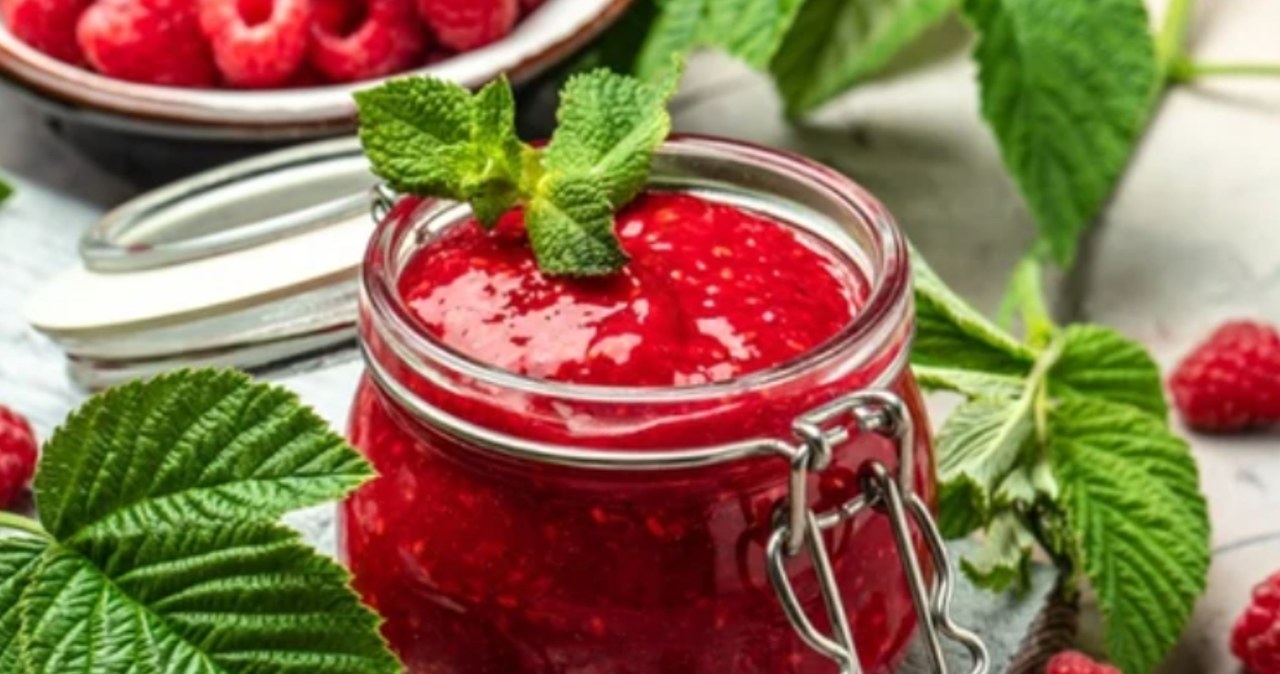 Dżem z malin to smak lata zamknięty w słoiczku /kovalnadiya /123RF/PICSEL