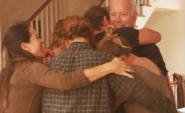 Dziadek będzie prezydentem! Bidenowie w rodzinnym uścisku 