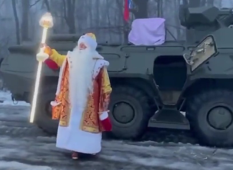 "Dziadek Mróz" (czyli rosyjski odpowiednik "Świętego Mikołaja") podróżuje pojazdem pancernym. /Twitter