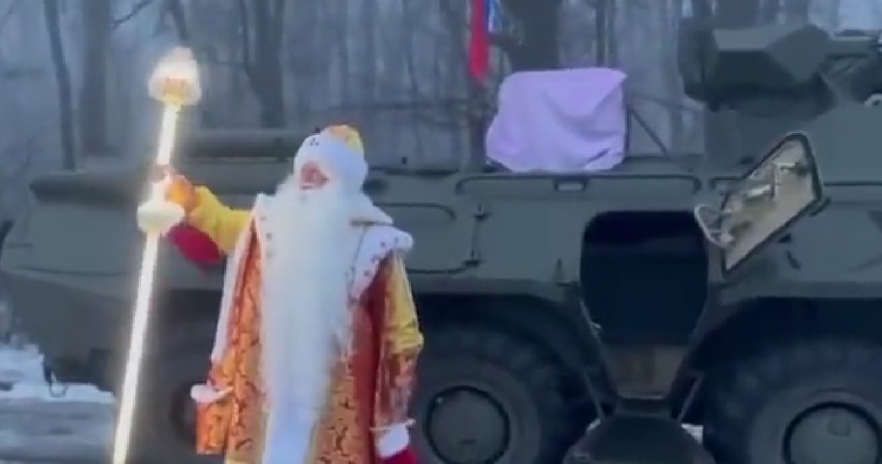 "Dziadek Mróz" (czyli rosyjski odpowiednik "Świętego Mikołaja") podróżuje pojazdem pancernym. /Twitter