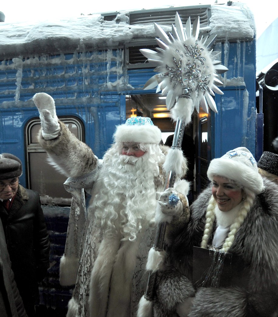 Dziadek Mróz i Śnieżynka /Ruslan Shamukov /PAP/EPA