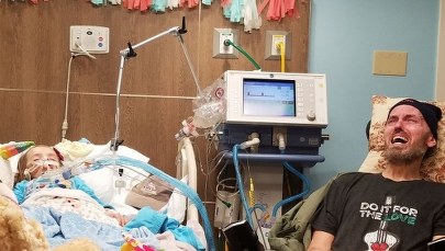 Dziadek żegna się z wnuczką. Wkrótce oboje odejdą 